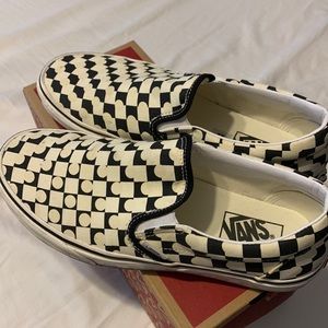 SlipOns, change colors in the sun